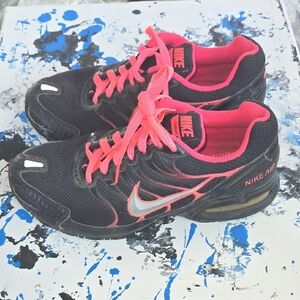 Nike Women's Black and Pink Sneakers